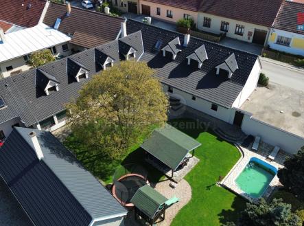 dji_fly_20250429_102540_386_1745915441382_photo_optimized.jpeg | Prodej - dům/vila, 600 m²