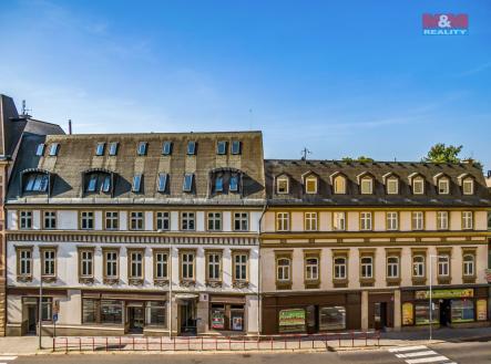 Pohled na bytový dům | Pronájem - obchodní prostor, 52 m²
