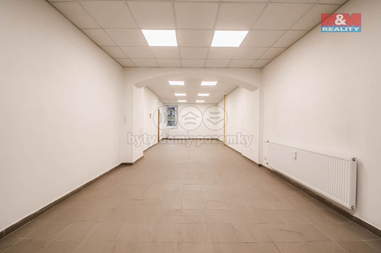 Pohled od vstupu do prodejny