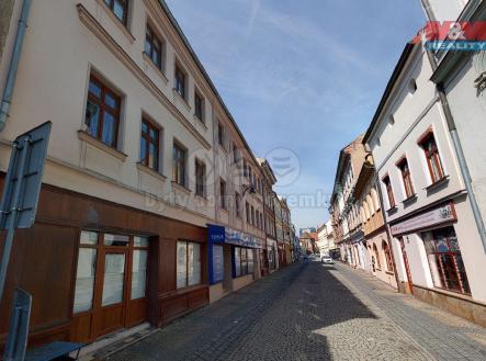 Pohled v ulici.jpg | Pronájem - obchodní prostor, 300 m²