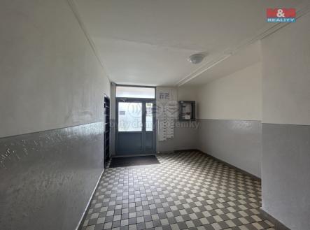 vestibul domu | Prodej bytu, 1+1, 36 m²