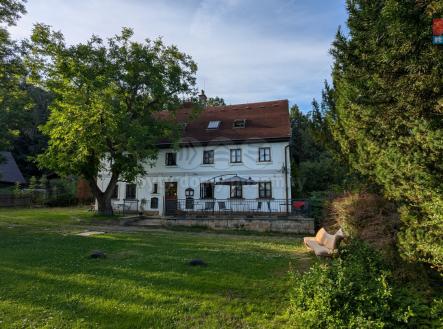 pohled na vchod do penzionu s terasou | Pronájem - hotel, 308 m²