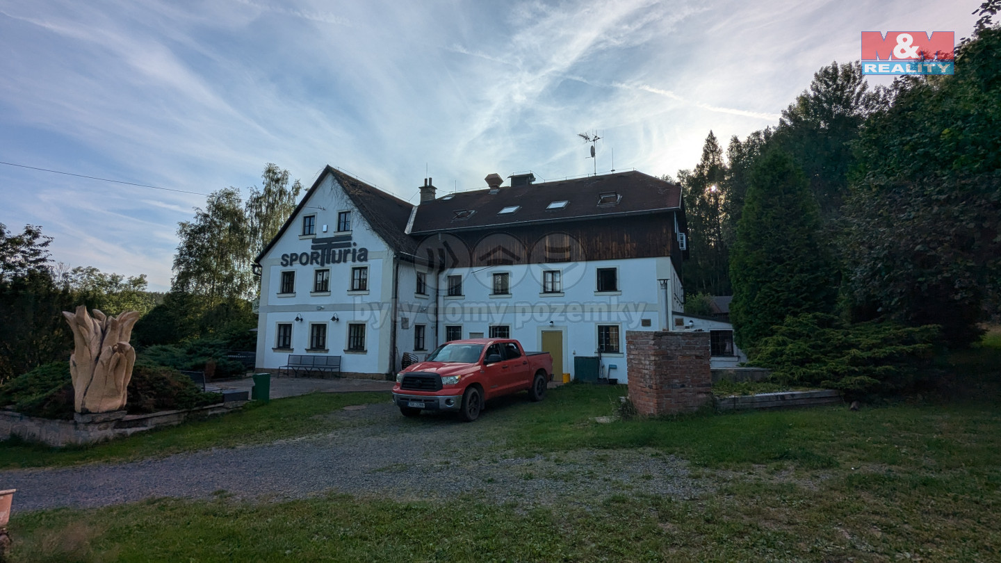 pohled z parkoviště na penzion