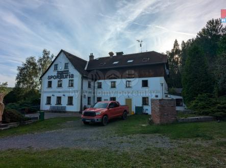 pohled z parkoviště na penzion | Pronájem - hotel, 308 m²