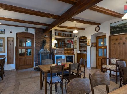 vstup do restaurace, kuchyně, kamna na tuhá paliva a pohled na bar | Pronájem - hotel, 308 m²