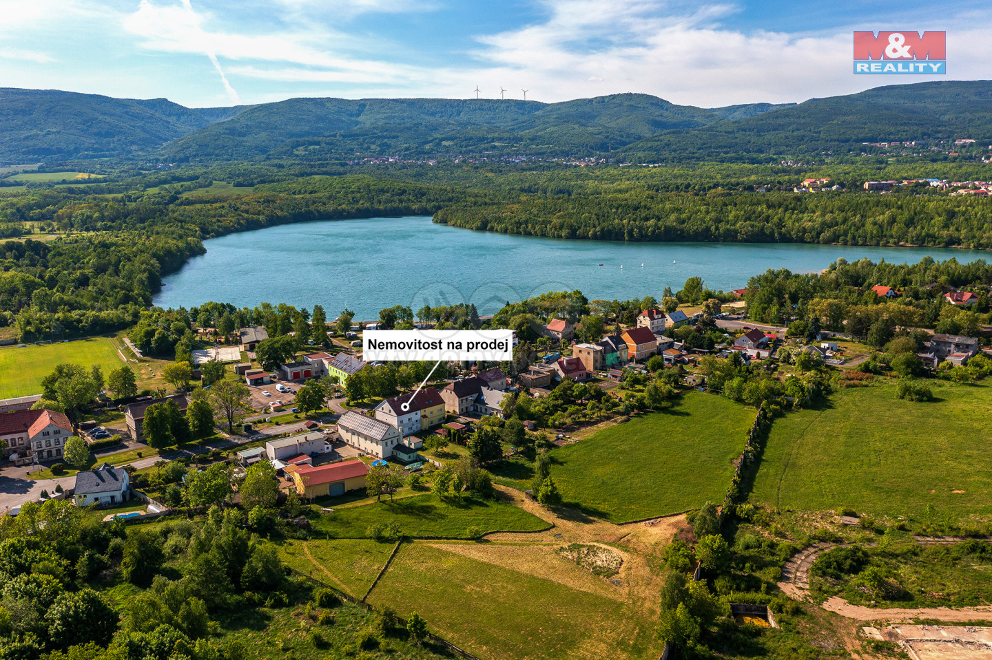 Pohled na jezero a dům