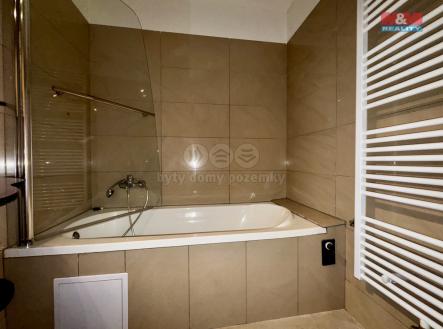 koupelna s vanou  | Pronájem bytu, 1+kk, 45 m²