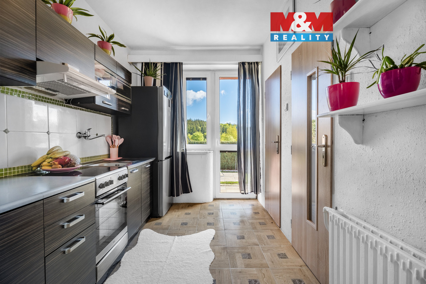 Kuchyně - vyhled na záhradu 