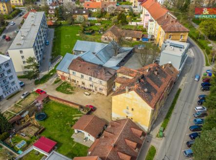 Pohled na dům | Prodej - pozemek pro komerční výstavbu, 1 795 m²