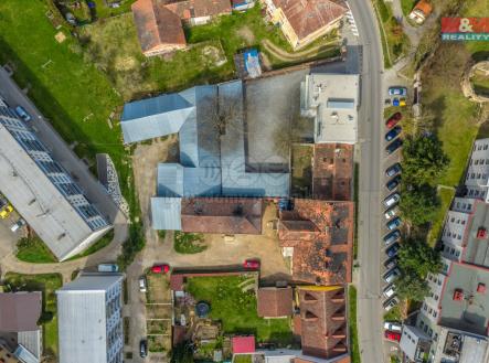 Pohled na dům | Prodej - pozemek pro komerční výstavbu, 1 795 m²