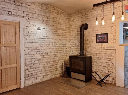 Krbová kamna v obývacím pokoji | Pronájem bytu, 1+kk, 50 m²