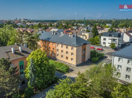 Pohled na dům a okolí | Prodej bytu, 1+1, 29 m²