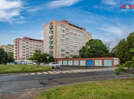 Pohled na dům a garáž | Prodej bytu, 3+1, 70 m²