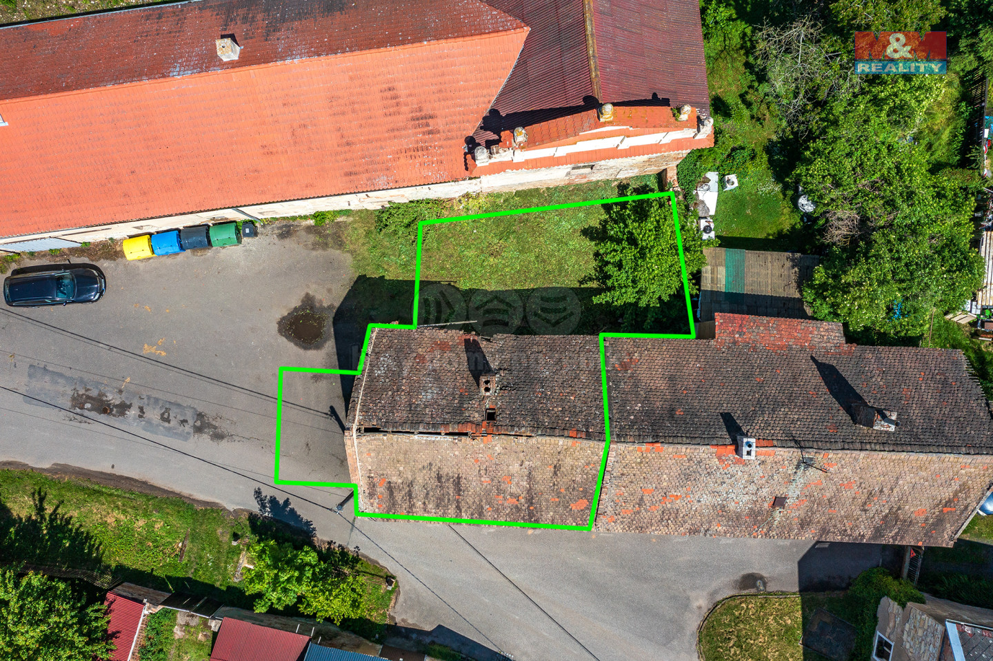 pohled na dům s pozemkem