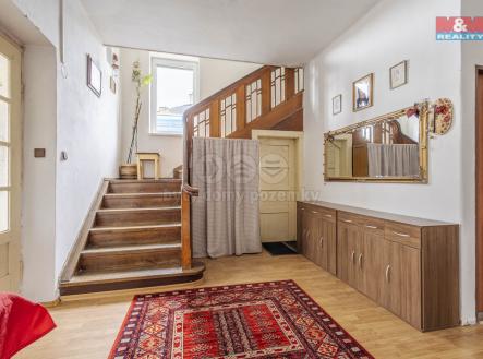 dobové masivní schody v hale | Prodej - dům/vila, 315 m²