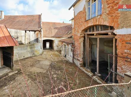 pohled na zadní trakt objektu | Prodej - dům/vila, 150 m²