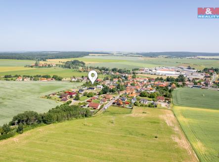 Letecký pohled na pozemek a obec | Prodej - pozemek pro bydlení, 1 726 m²