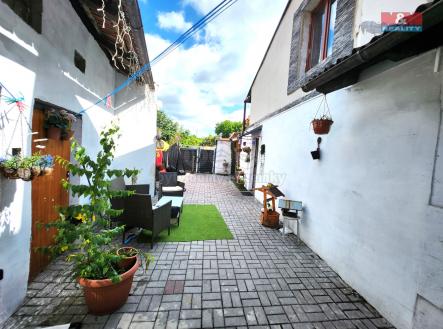 dvorek s posezením | Prodej - dům/vila, 208 m²