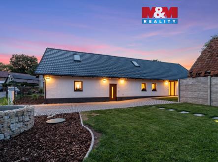 Noční pohled na dům | Prodej - dům/vila, 104 m²