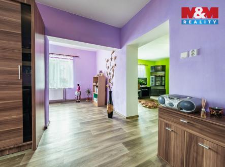 pohled z kuchyně do pokojů v 1. NP | Prodej - dům/vila, 246 m²