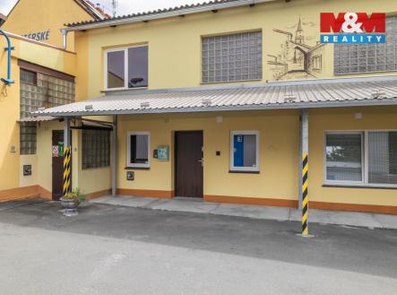 pohled na prostor ze dvora | Pronájem - kanceláře, 45 m²
