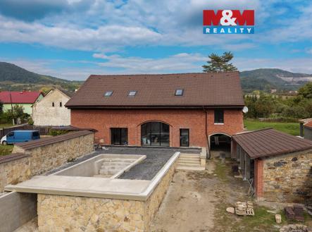Pohled na dům a okolí | Prodej - dům/vila, 329 m²