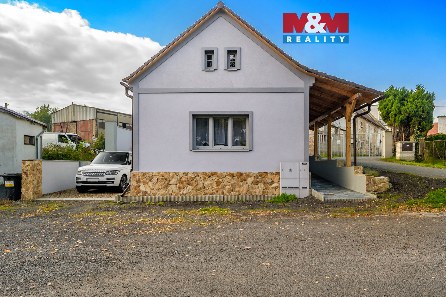 Pohled na dům a okolí