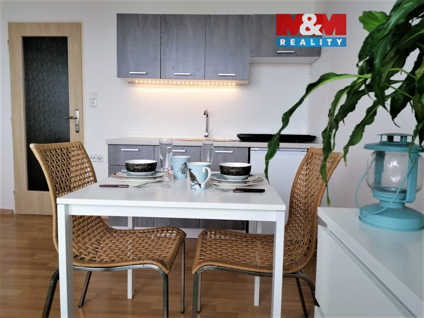 Obytný prostor s kuchyňskou linkou