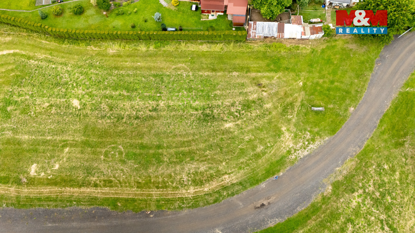 Příjezdová cesta k pozemku
