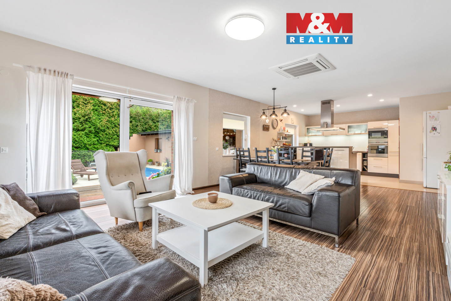 Obývací pokoj s kuchyní v přízemí