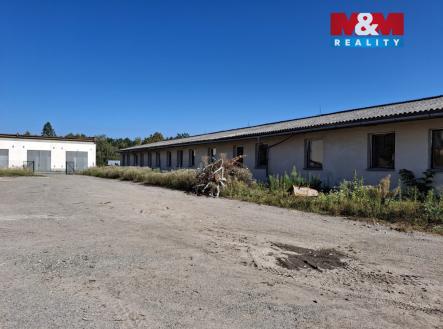 dvůr před budovou.jpeg | Pronájem - skladovací prostor, 200 m²