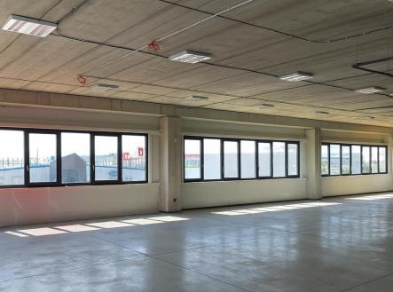 image_C122FB8D-1704-489F-82B9-C3717B5CA39D_1762286742.jpeg | Pronájem - obchodní prostor, 829 m²