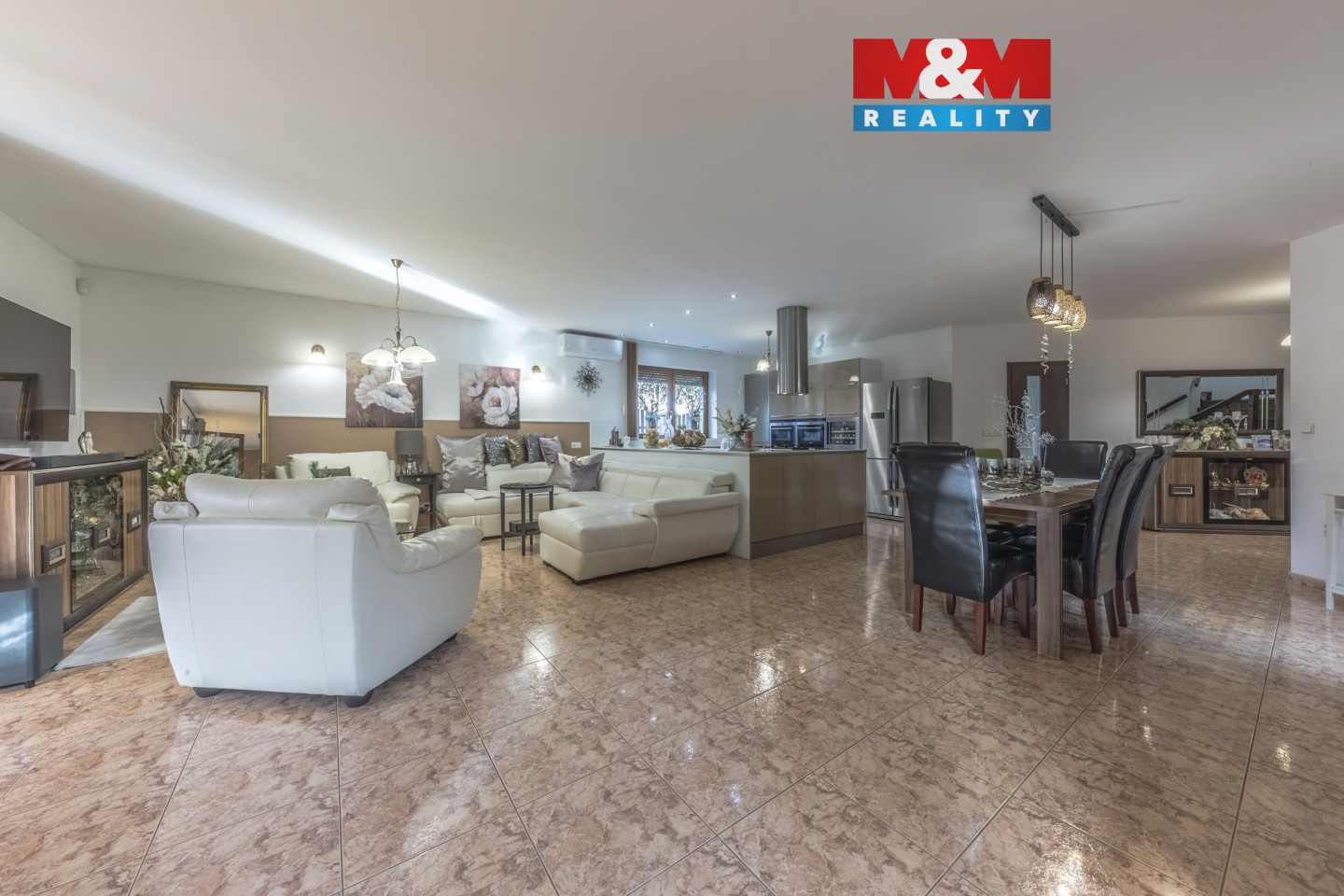 Obývací prostor a jídelní kout.jpg