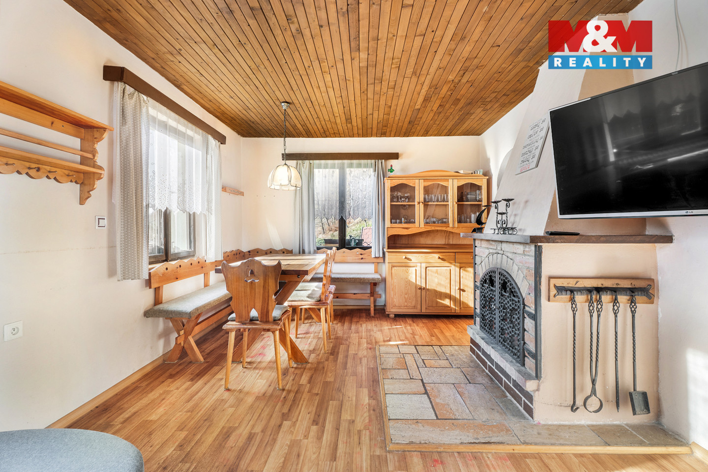 obývací pokoj s jídelnou přízemí