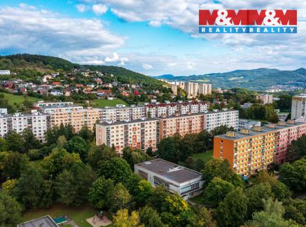 Pohled na dům a okolí | Pronájem bytu, 1+1, 33 m²