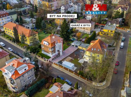 pohled na dům a garáž | Prodej bytu, 3+kk, 72 m²