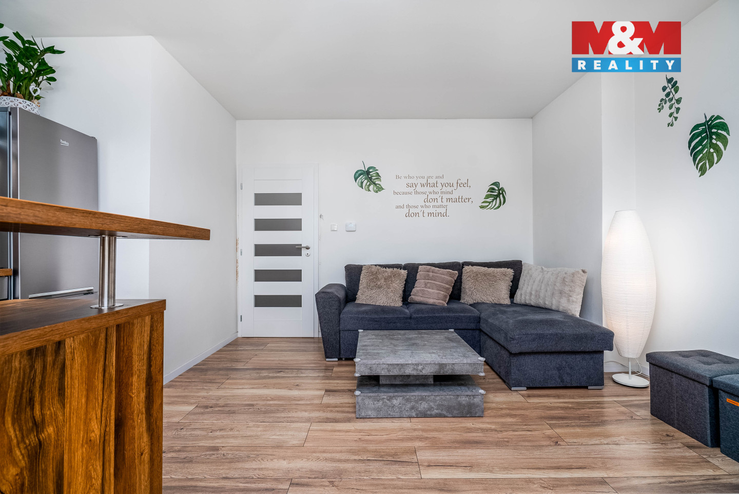 Obývací pokoj s kuchyňský kout