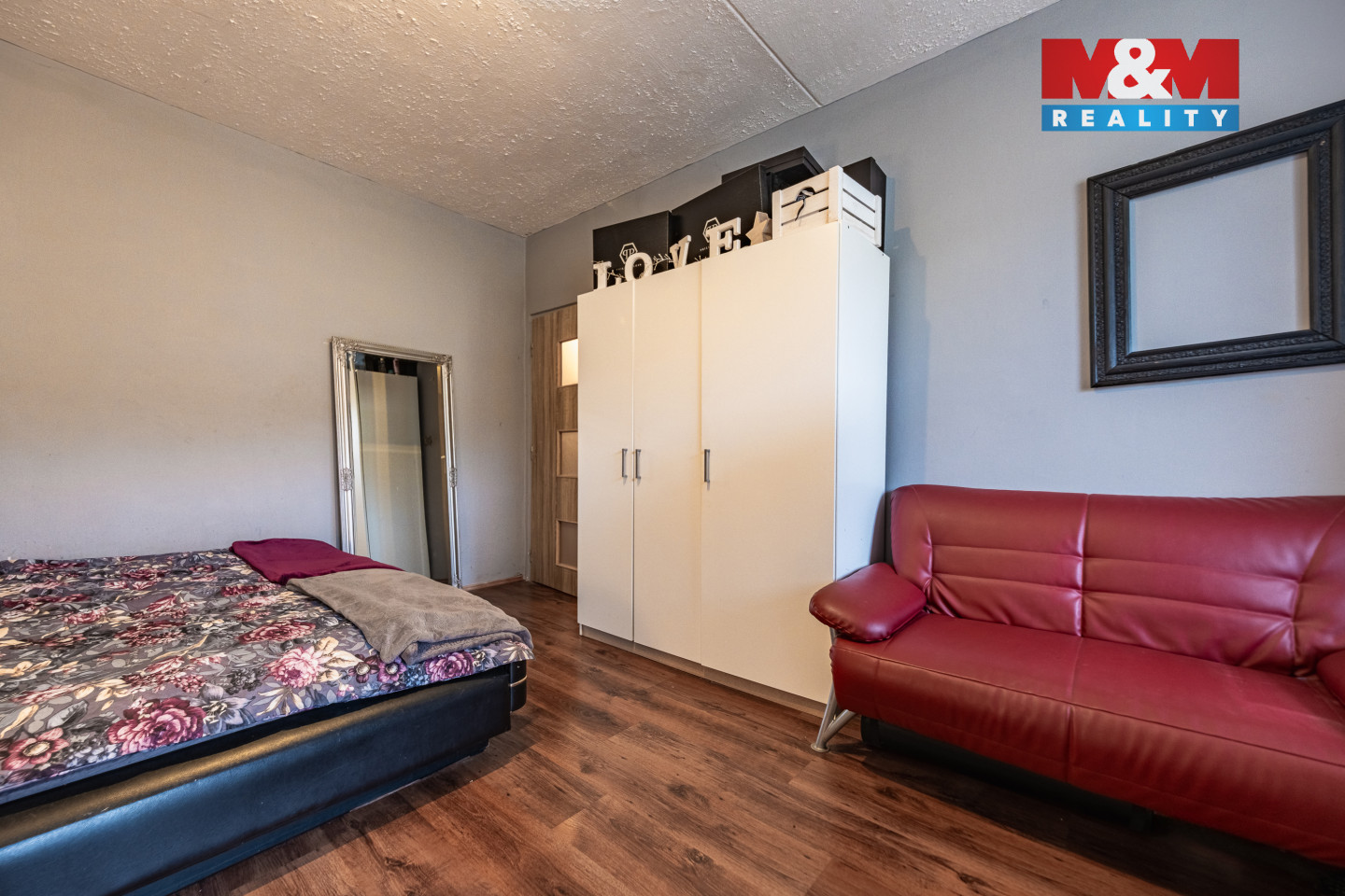 místnost s balkónem