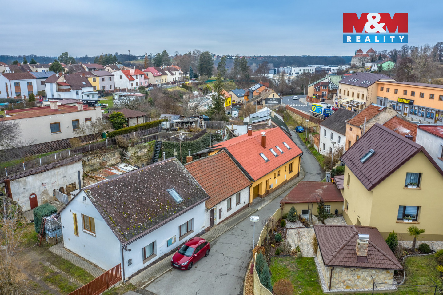 Pohled na dům a okolí