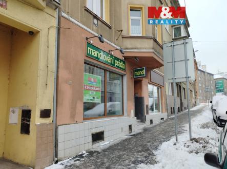 Pohled na dům | Pronájem - obchodní prostor, 32 m²