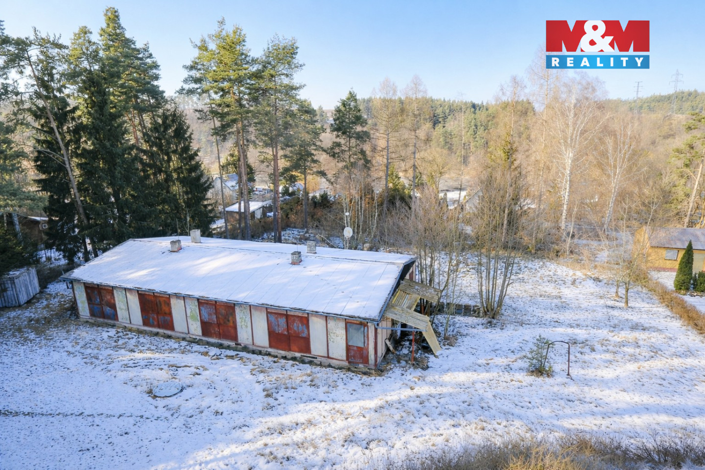 Zimní chalupa v lese.jpg