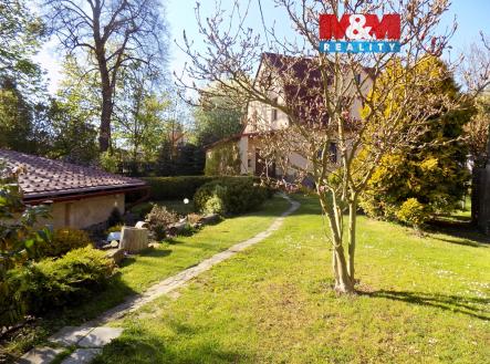 pohled na dům v zahradě | Prodej - dům/vila, 140 m²