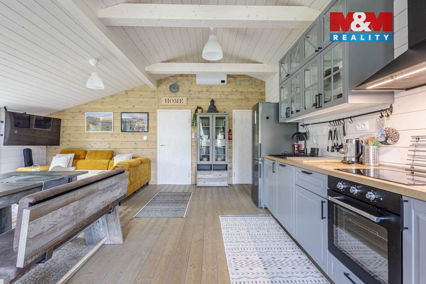 kuchyň s obývacím pokojem