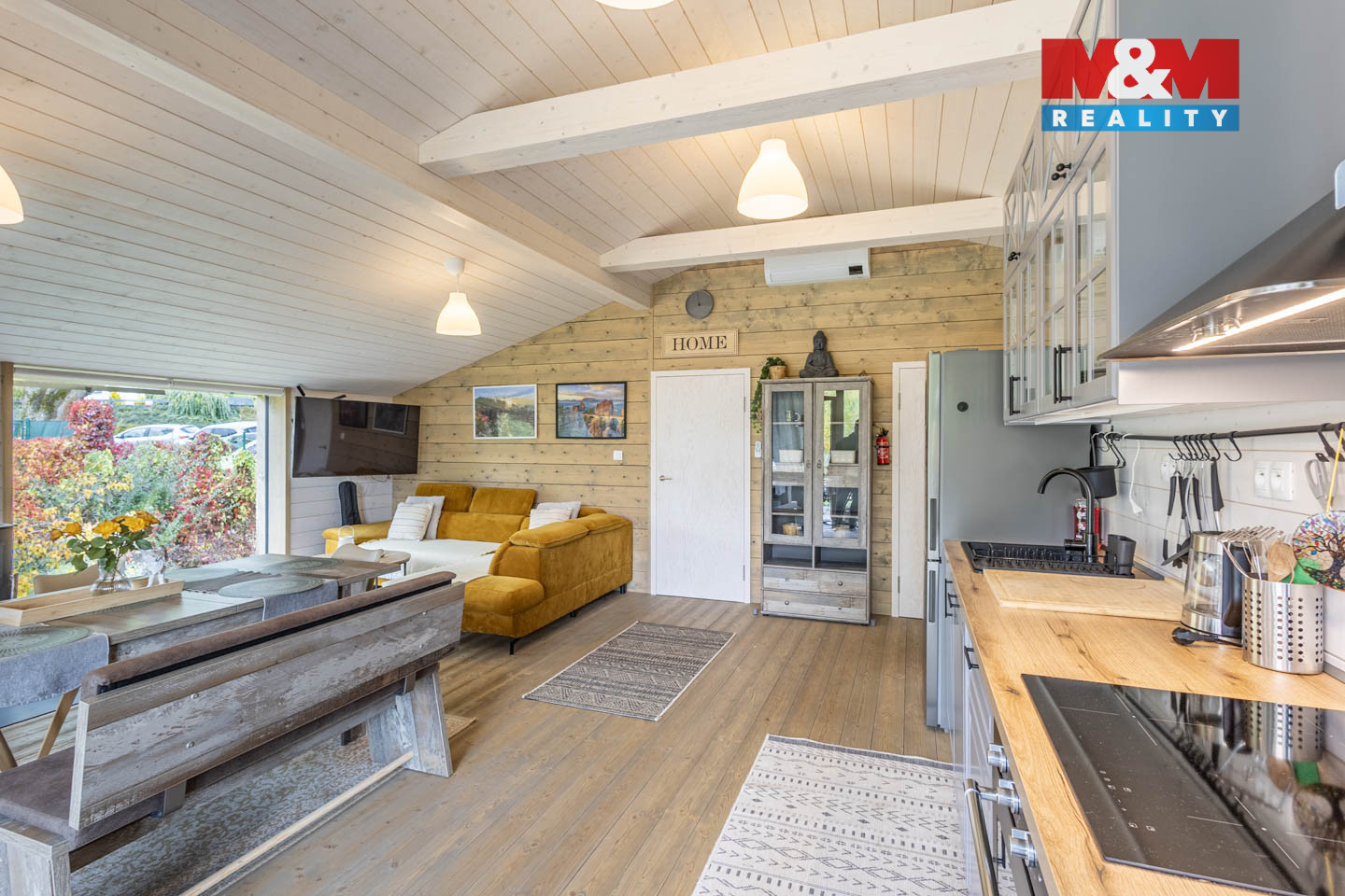 kuchyň s obývacím pokojem