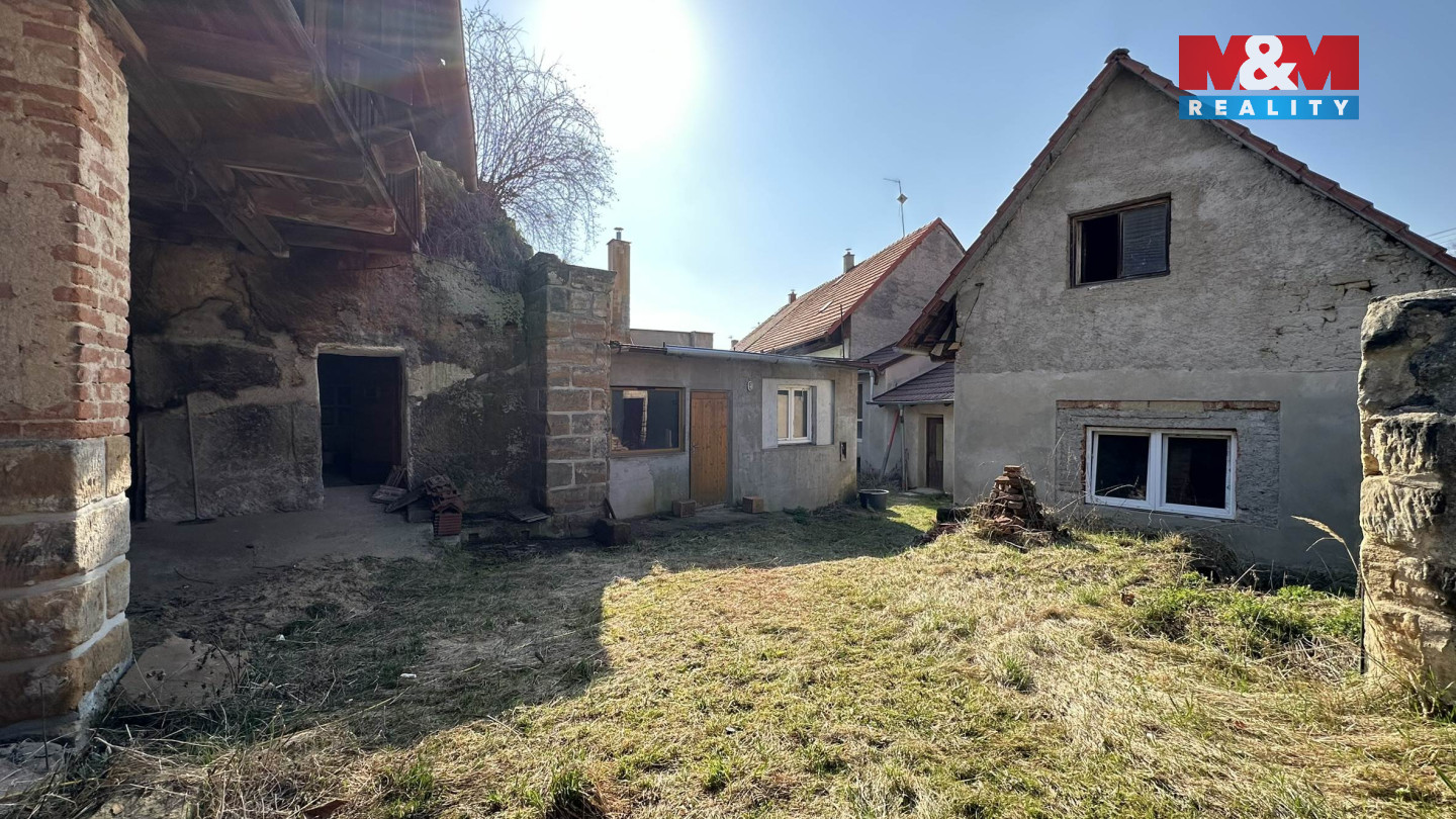 Pohled na dvůr a dům