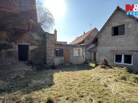 Pohled na dvůr a dům | Prodej - dům/vila, 100 m²