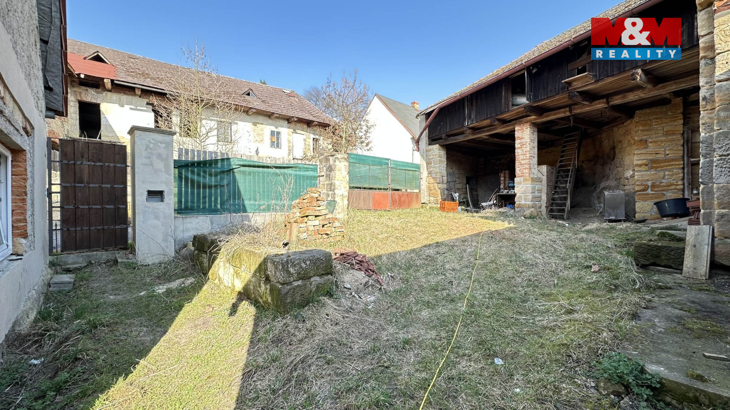 Pohled na dvůr a stodolu