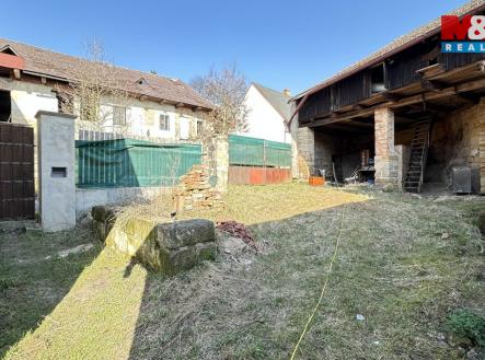 Pohled na dvůr a stodolu | Prodej - dům/vila, 100 m²