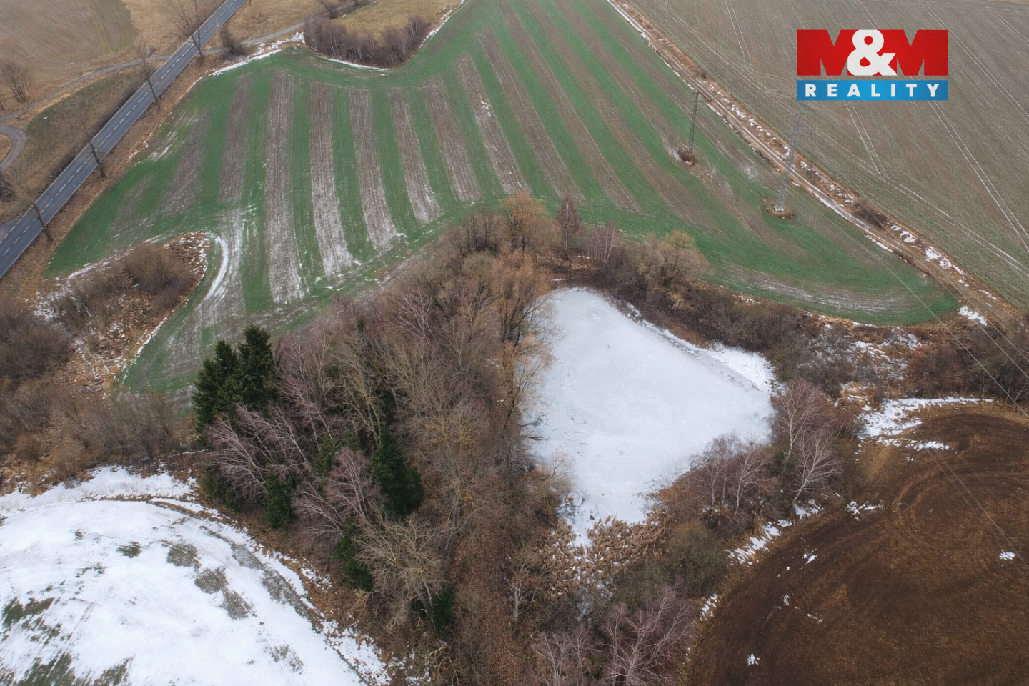 Zimní krajina s zamrzlým rybníkem.jpg