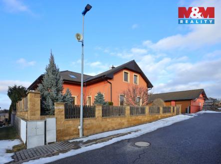 pohled na dům z příjezdu | Prodej - dům/vila, 165 m²